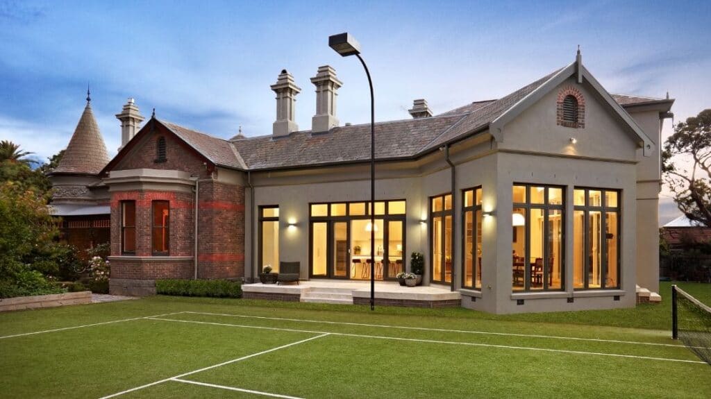 A heritage overlay house in Hawthorn, Melbourne, reflects a blend of tradition and modernity.